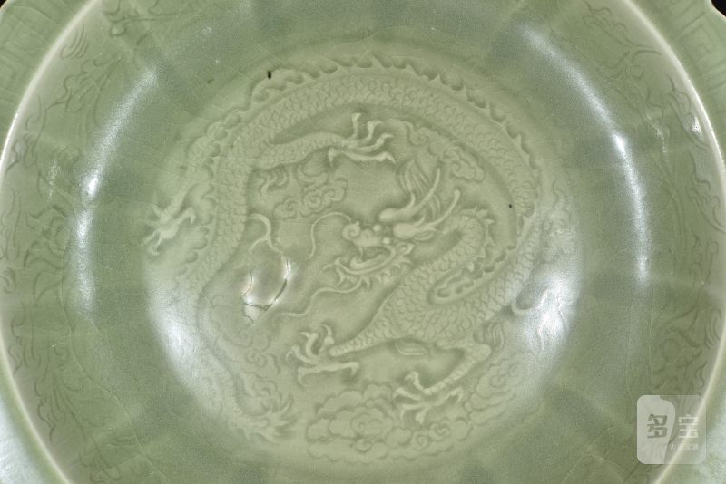 清 龙泉青釉双龙纹折腰花口大盘 - 图4